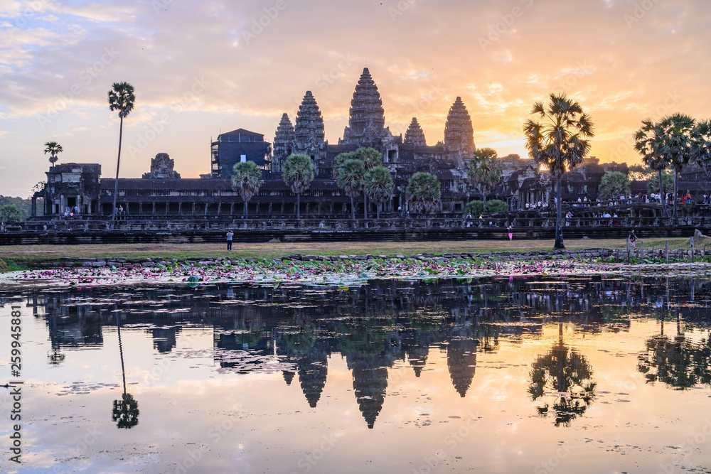 Fototapeta premium Sunrise over temple