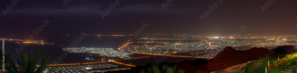 Obraz premium Al Ain Panorma View at Night from Jebal Hafeet (Jebel Hafit) w Zjednoczonych Emiratach Arabskich (ZEA).