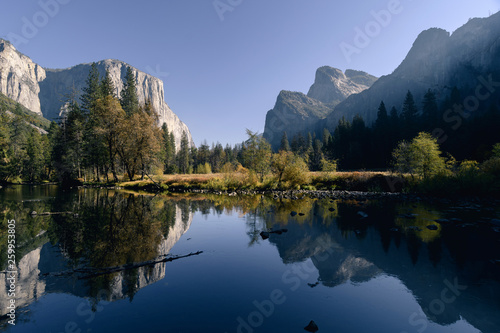 Fototapeta Naklejka Na Ścianę i Meble -  El Capitan and autumn colors reflected in the Merced River in early morning light in Yosemite National Park
