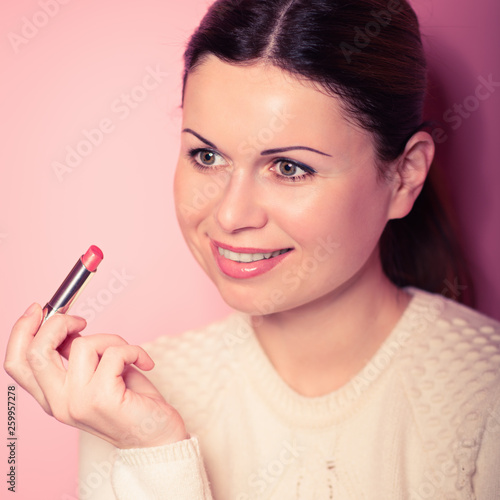 woman applying lips make up