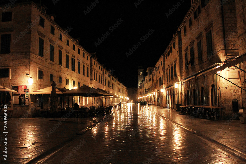ドブロブニク　プラツァ通りの夜景