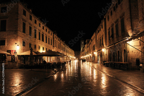 ドブロブニク プラツァ通りの夜景