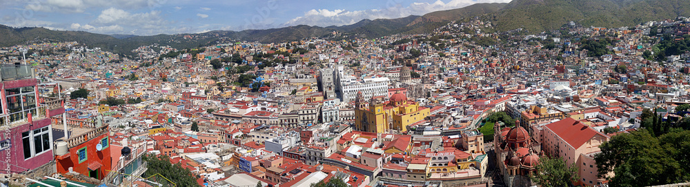 Horizontal and panoramic photo in color about the Guanajuato city in México