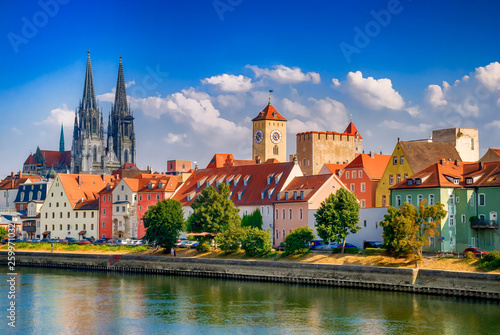 Regensburg mit Donau, Dom und Steinerner Brücke, Oberpfalz, Bayern 