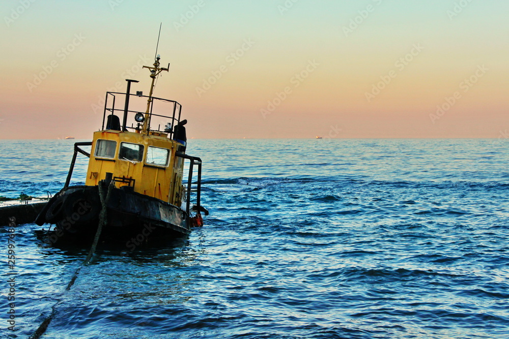 Obraz premium fishing boat at sunset