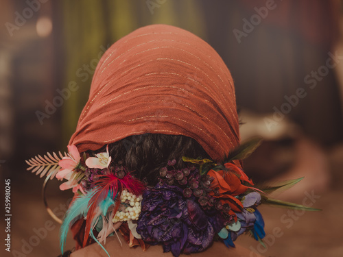 Kopf von verkleideter Frau von hinten mit Blumen photo