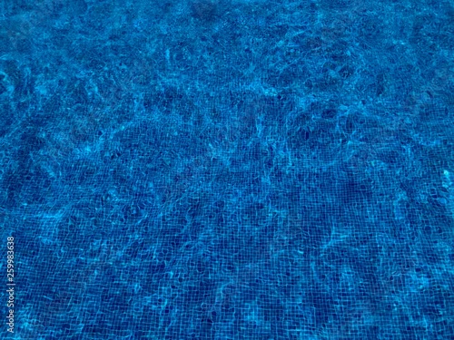 Fondo y textura del reflejo de la Luz solas en el agua de una 