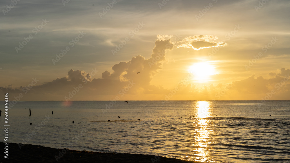 Traumhafter Sonnenaufgang in Playa del Carmen, Mexiko