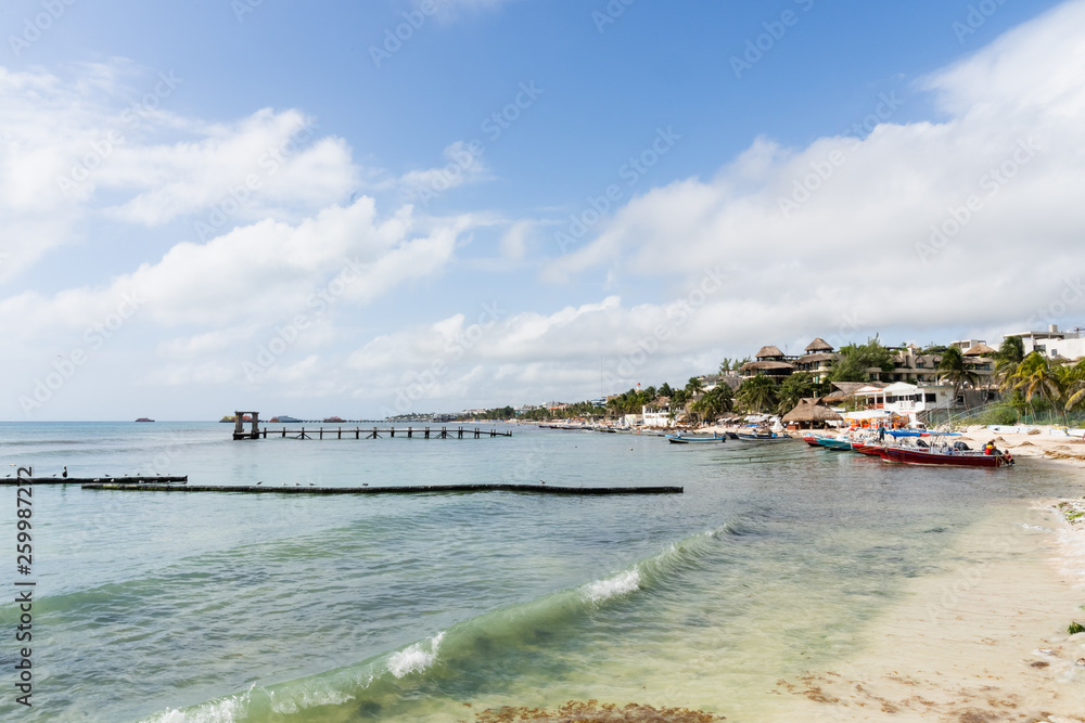 Fototapeta premium Ufer und Strand mit Steg in Playa del Carmen, Mexiko