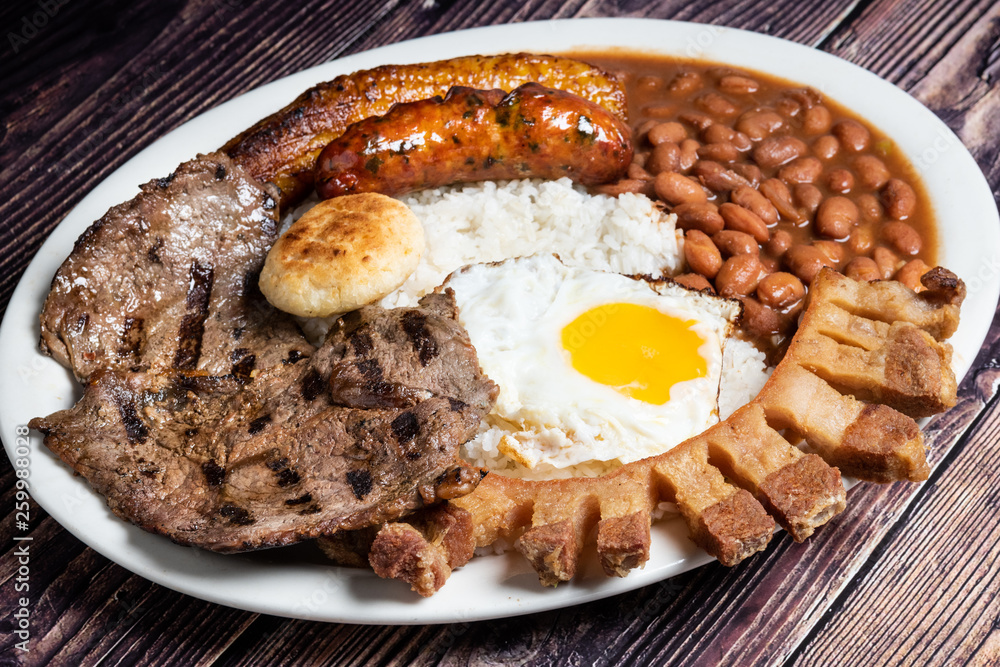 Colombian Bandeja Paisa foto de Stock | Adobe Stock