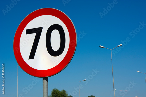 Znak drogowy ograniczenie prędkości do 70