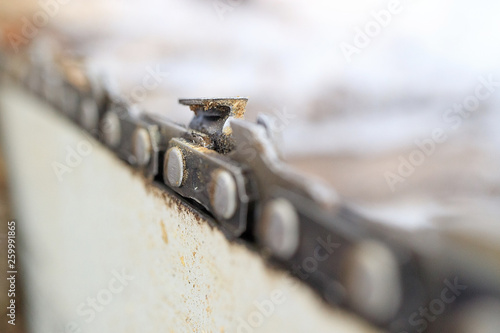 tire chain saws in rasfokus, back and foreground photo