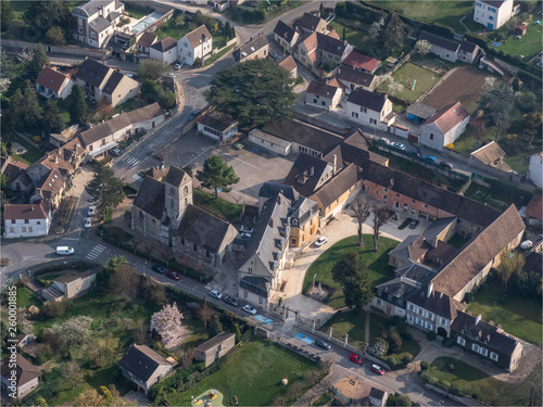 vue aérienne du centre d'Aulnaie-sur-Mauldre dans les Yvelines en France
