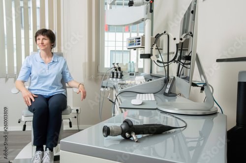 bewegliches Endoskop in der HNO Praxis, Patientin wartet auf Untersuchung