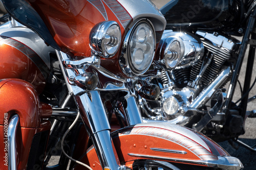 detalles brillantes de motos como faros , depósito de gasolina