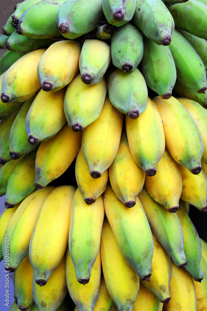  A bunch of bananas that are ripe