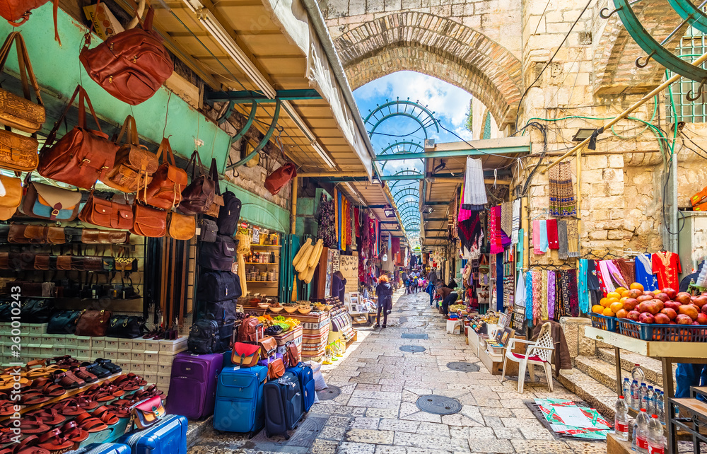 Fototapeta premium Widok z rynku pamiątek na starym mieście w Jerozolimie, Izrael