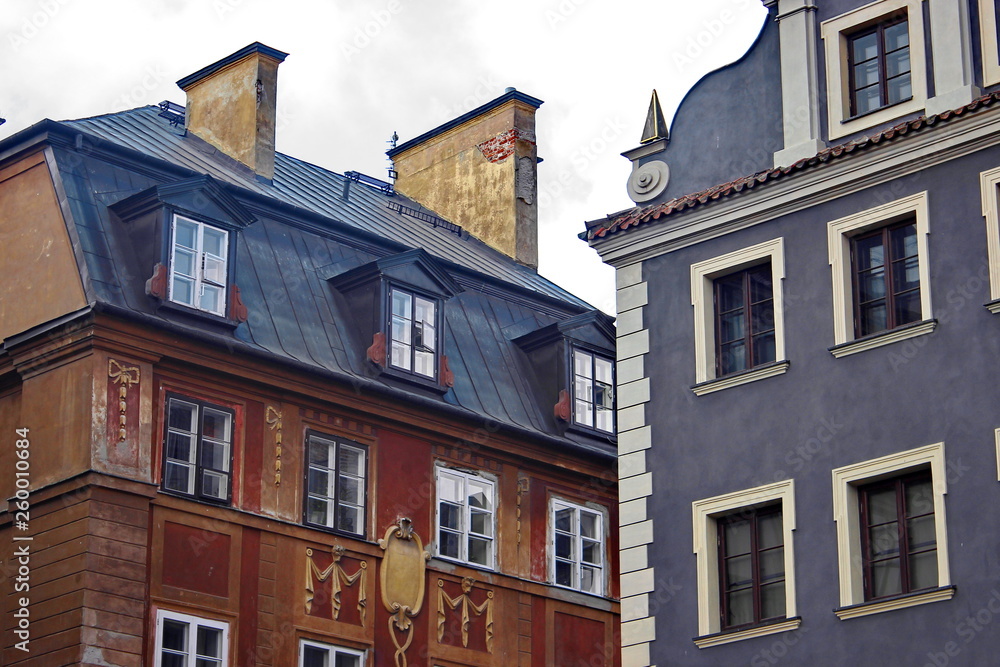 Obraz premium red-tiled roof with skylights in the old town. protection of the house from precipitation. beautiful decor of the old building