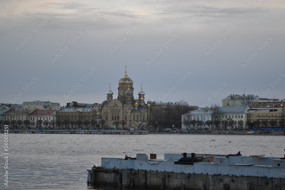 Naklejka premium A cathedral behind the river
