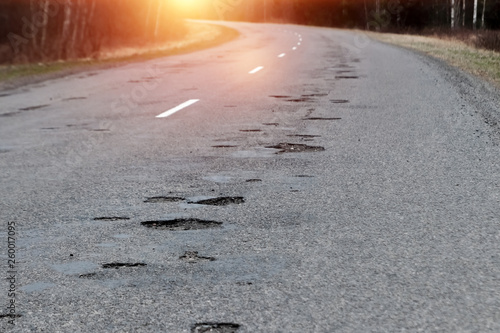 Fotografía The road in disrepair with a lot of potholes