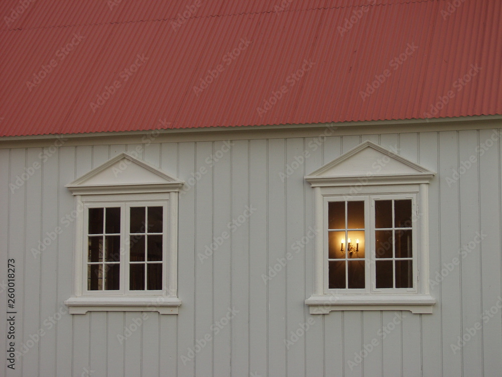 Durch ein Fenster scheinendes Licht in einer isländischen Kirche