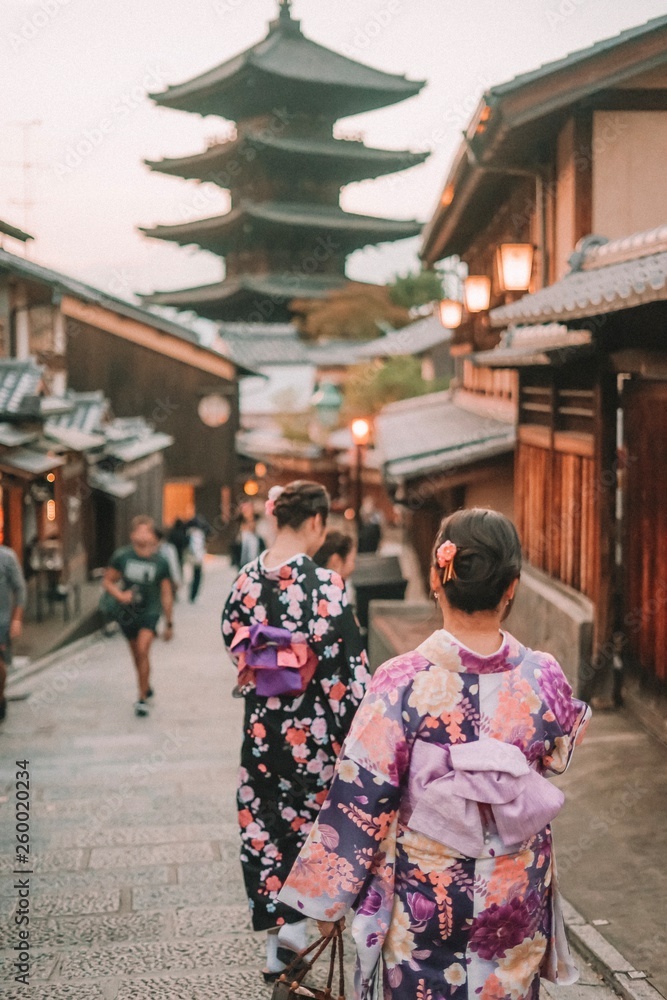 Gion and the girls in kimonos