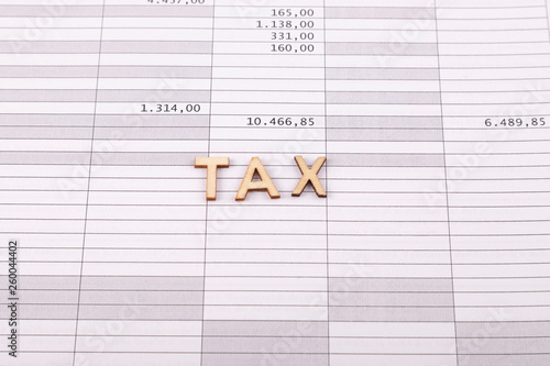 tassa  imposta con foglio con tabelle e  numeri 