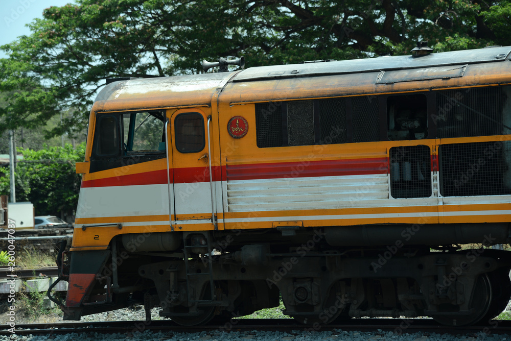 Bahnstation und Zug in Lopburi, Thailand