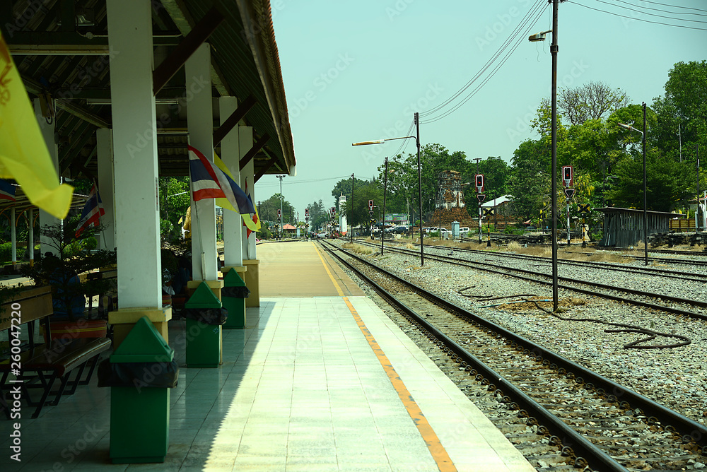 Fototapeta premium Bahnstation und Zug in Lopburi, Thailand