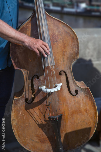 Canvas Print The musician plays the cello on the street of Prague
