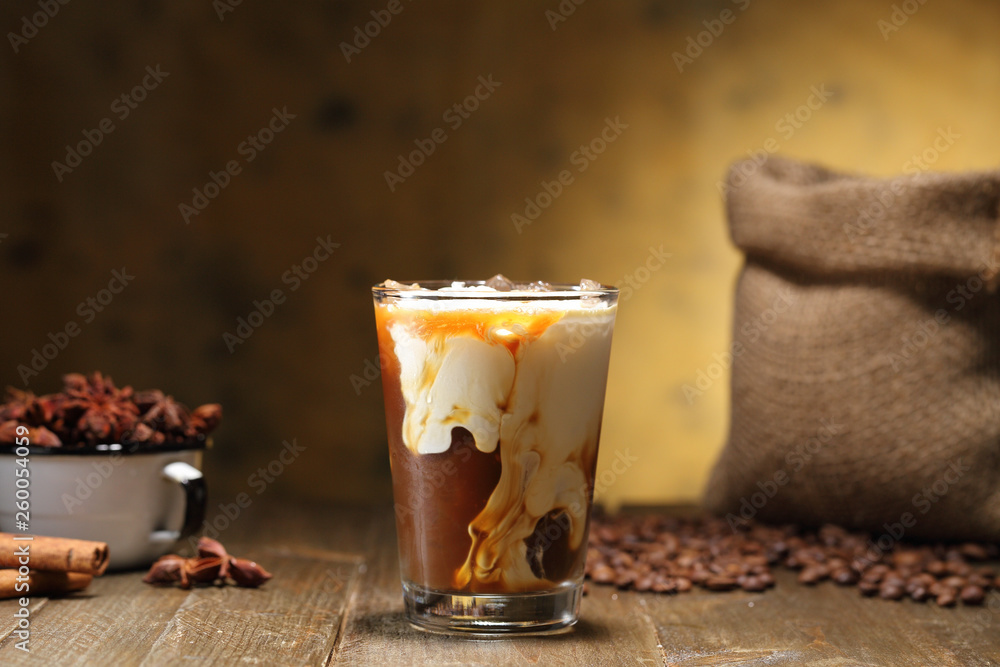 caffe' ghiacciato con latte in bicchiere di vetro caffe' ghiacciato con latte in bicchiere di vetro