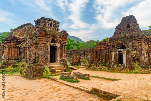 Tableau sur toile Awesome view of red brick temples of My Son Sanctuary