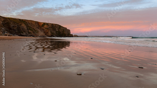 Der Strand von Watergate Beach in Cornwall am frühen Morgen vor Sonnenaufgang