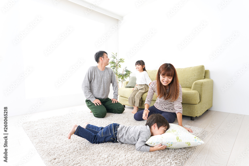 家で遊ぶ家族 家で遊ぶ家族