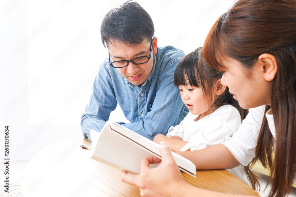 子どもに教育をする両親 子どもに教育をする両親