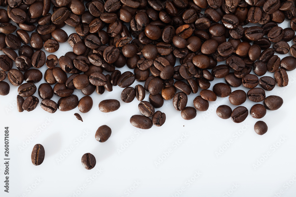 Obraz premium Coffee beans on white surface