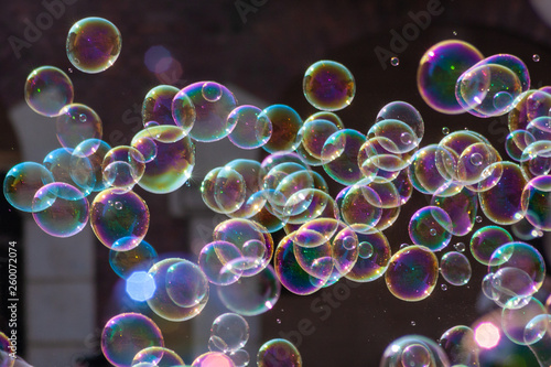 Farbenfroh schillernde Seifenblasen leuchten und glitzern im Sonnenschein