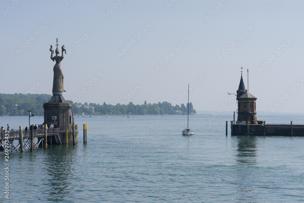 Segelboot in der Hafeneinfahrt von Konstanz am Bodensee Segelboot in der Hafeneinfahrt von Konstanz am Bodensee