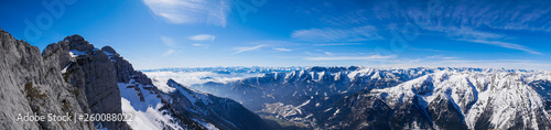 Panorama vom Guffert bis zum Unn  tz im Fr  hling mit noch schneebedeckten Bergen