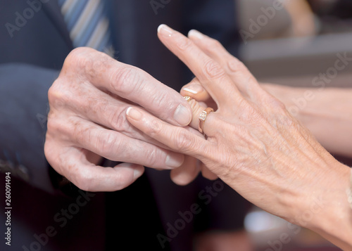alliance mariage mains