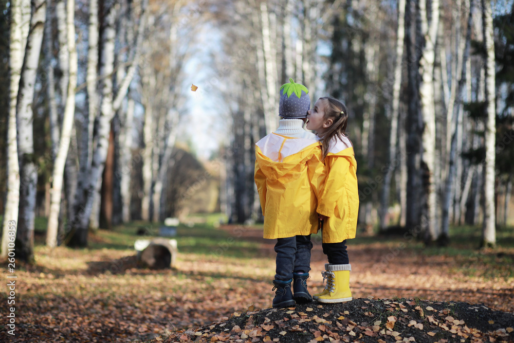 Fototapeta premium Children walk in the autumn park