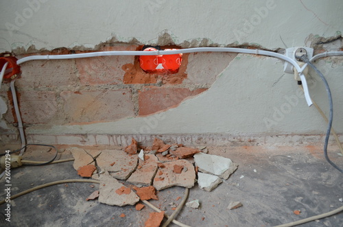 remont - cienka ścianka działowa przebita na wylot podczas wkuwania puszek elektrycznych