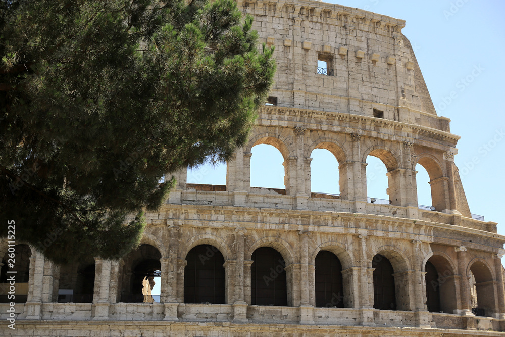 Obraz premium Rzym, The Majestic Coliseum. Włochy. Koloseum Rzym. Ruiny starożytnego rzymskiego amfiteatru. Podróż do Włoch, tłum i kolejka. Słoneczny dzień i błękitne niebo