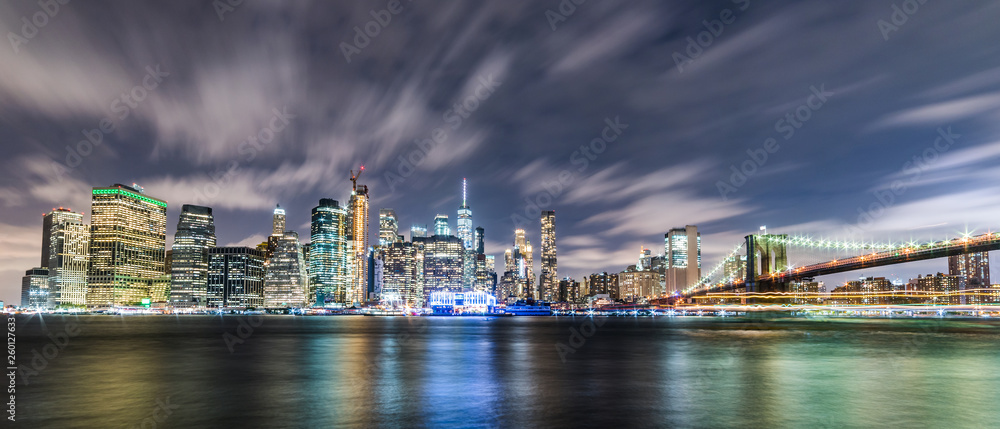 Fototapeta premium Panoramę Manhattanu w nocy z Brooklyn Bridge. Nowy Jork, USA. Budynki biurowe i drapacze chmur na Dolnym Manhattanie (Downtown Manhattan).
