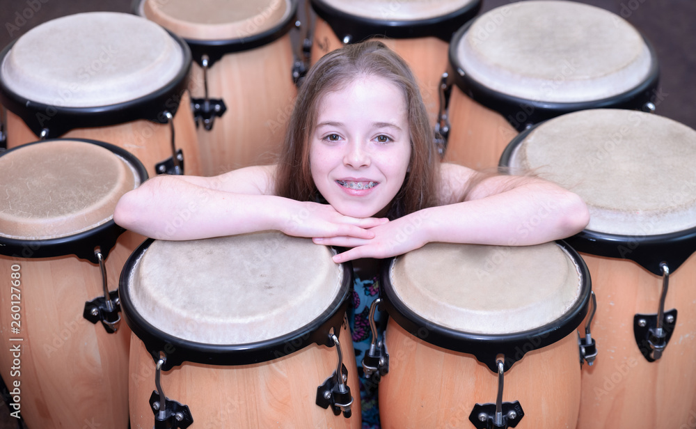 Fototapeta premium Porträt eines Mädchen, umkreist mit Congas