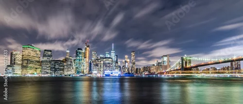Obraz Manhattan panoramic skyline at night with Brooklyn Bridge. New York City, USA. Office buildings and skyscrapers at Lower Manhattan (Downtown Manhattan)..