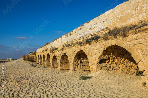 Foto Ruins of an ancient Roman aqueduct along the beach near Caesarea Israel