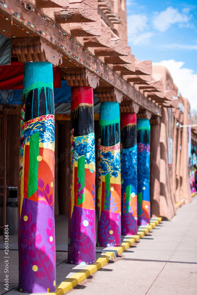 Fototapeta premium Kolorowe kolumny na budynku adobe