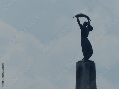 Statua della libertà nel cielo a Budapest in Ungheria. photo