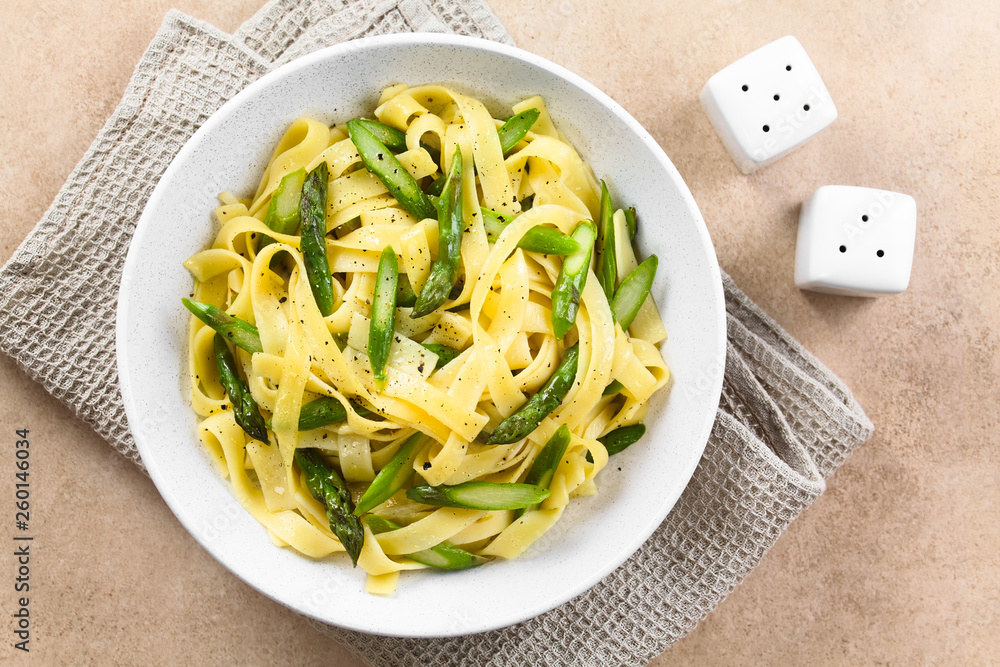 Φωτογραφία Fresh homemade pasta dish of fettuccine or tagliatelle, green asparagus, garlic